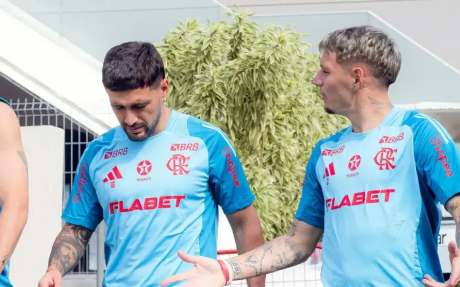 Arrascaeta e Varela chegam ao Ninho após Data Fifa